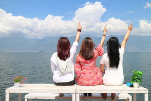 女孩们海边长椅惬意赏景