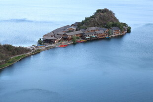 湖中小岛村落美景
