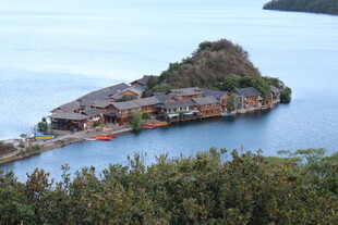湖畔小岛村落风光