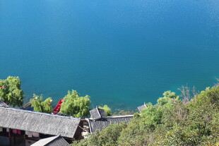 湖畔村落美景