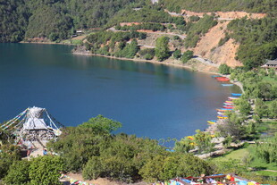 湖畔美景 山间游乐好去处