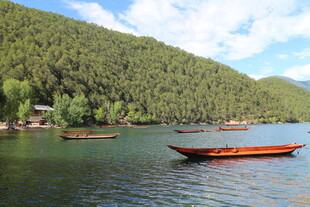 青山绿水间的泛舟景致