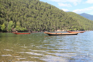 湖畔木舟伴青山美景