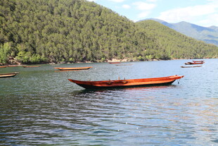 湖中小船伴青山美景