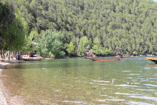 湖畔风光 小船静泊于岸边