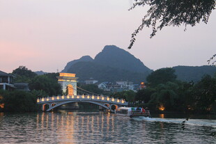 黄昏下的山水桥景