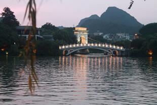 黄昏下的山水桥景