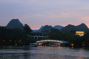 漓江暮色中的桥与山水