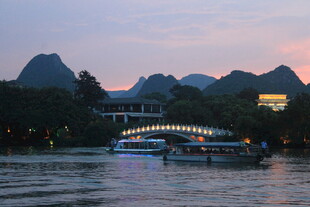 漓江暮色中的游船与桥景