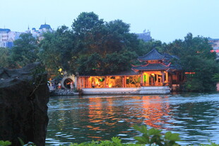 湖畔古亭夜景