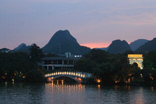 桂林山水夜景中的桥景