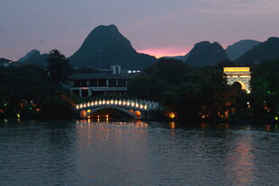 黄昏下的山水桥景