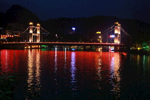 夜晚绚丽灯光下的桥梁景观