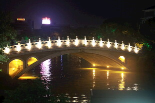 夜晚桥上灯光璀璨美景