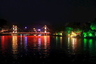 夜晚河畔绚丽灯光美景