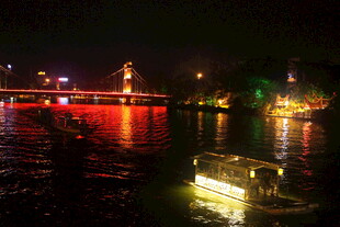 夜晚河畔游船的绚丽景致
