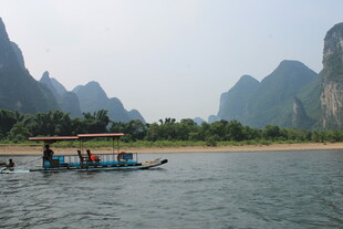 漓江竹筏游赏山水风光