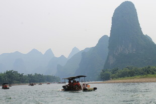 漓江山水间的悠然竹筏行