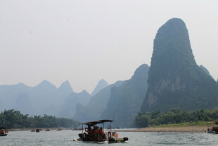 漓江山水间的悠然游船