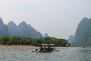 漓江竹筏游 山水入画境