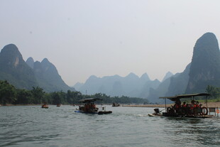 漓江山水间的游船景致