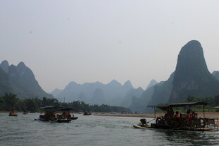 漓江山水间的游船景致