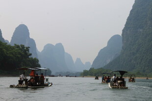 漓江山水间的游船景致