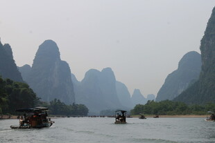 漓江山水间的悠然竹筏行