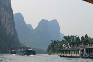 漓江山水间的游船景致