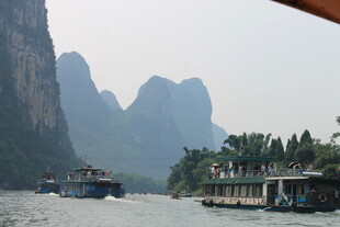 漓江游船赏秀丽山水