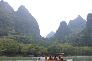 漓江山水间的游船风光