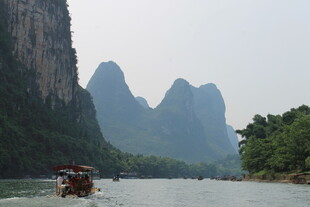 漓江山水间的游船风景