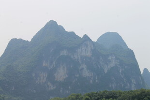 秀丽连绵的山峰景观