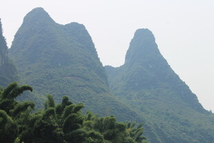 秀丽山峰与葱郁植被