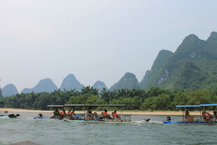 漓江山水间的竹筏景致