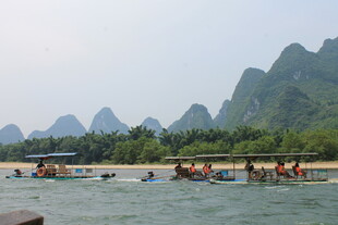 漓江山水间的竹筏漂流