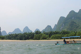 漓江游船赏秀丽山水风光