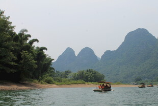 漓江山水间的悠然竹筏
