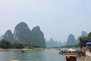 漓江山水美景 游船点缀