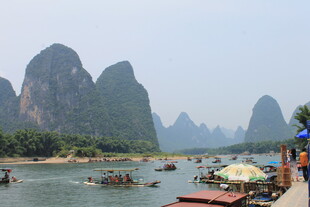 漓江山水美景 江畔游人