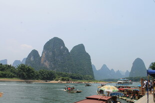 漓江山水风光 游船点缀
