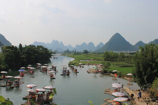漓江山水间的热闹水上风光
