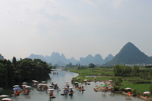 漓江山水间的竹筏游览景