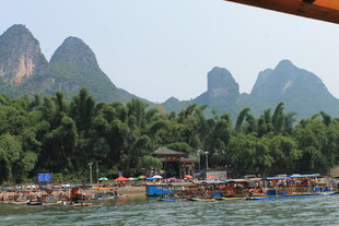 漓江山水间的水上风光