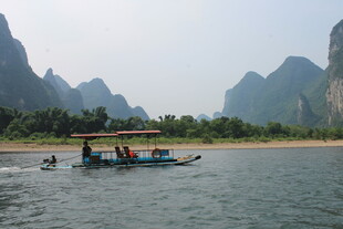 漓江游船赏秀丽山水