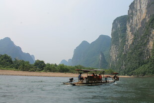 漓江山水间的悠然竹筏