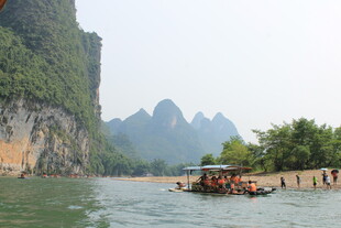 漓江山水间的竹筏游览