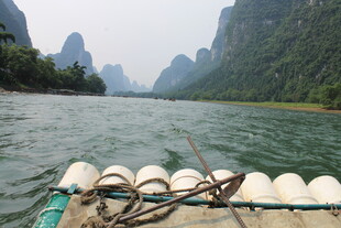 漓江竹筏游 山水入画境