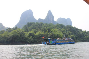漓江游船赏秀丽山水