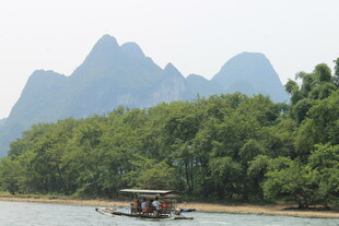 漓江山水间的悠然小船